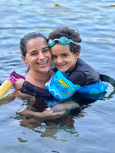 Mãe e filha sorrindo na água da Lagoa Santa