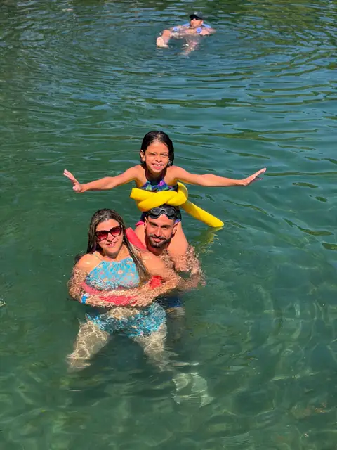 Família brincando na água cristalina da Lagoa Santa