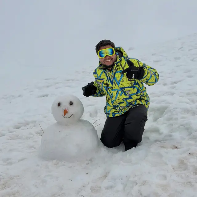 Viajante com boneco de neve no Valle Nevado, no Chile