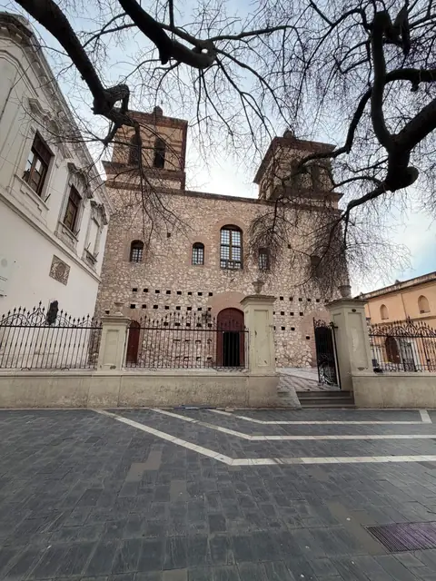 Construção colonial histórica em uma praça na Argentina