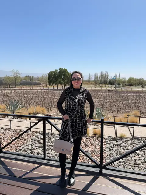 Viajante em meio aos vinhedos de Mendoza