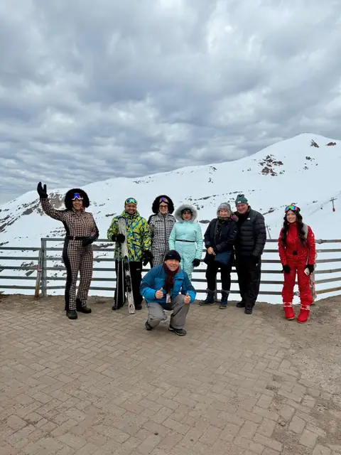 Grupo de viajantes na neve do Valle Nevado