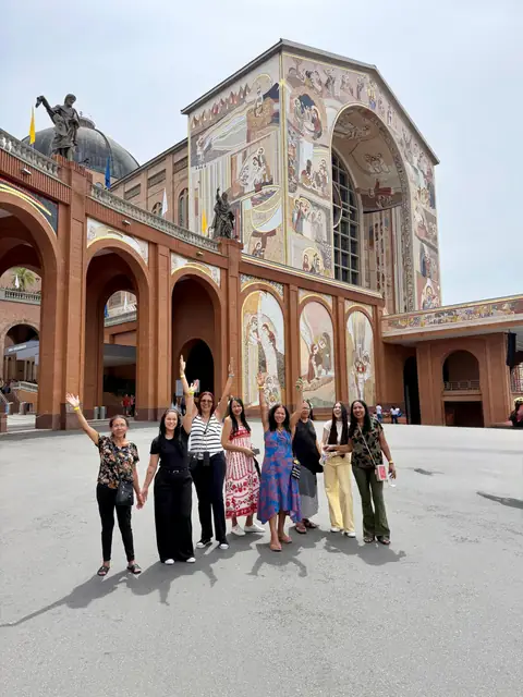 Grupo da Mundy em frente à Basílica de Aparecida