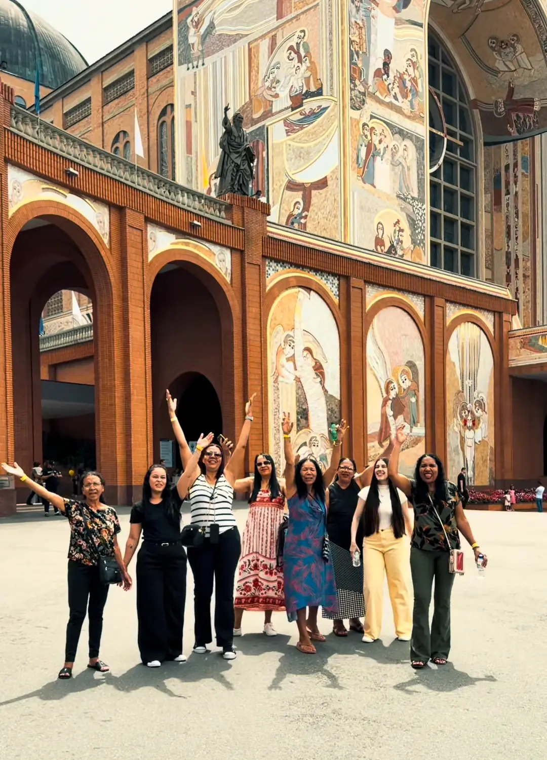 Grupo de viajantes da Mundy em frente ao Santuário Nacional de Aparecida