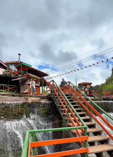 Cascata e escada de madeira em Campos do Jordão