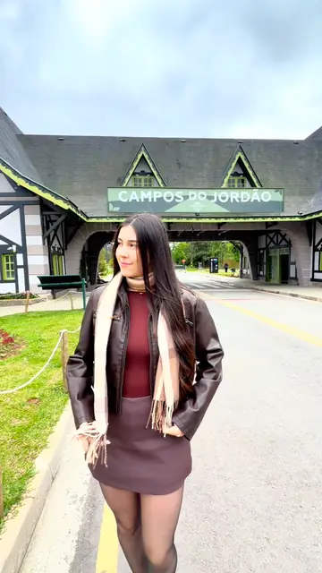 Viajante diante do portal de Campos do Jordão