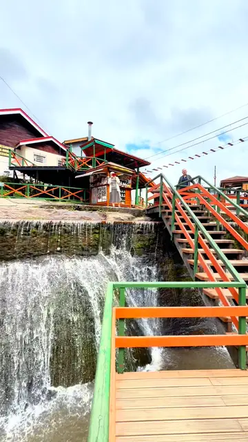 Cascata e escada de madeira em Campos do Jordão
