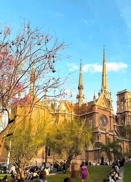 Catedral gótica numa praça