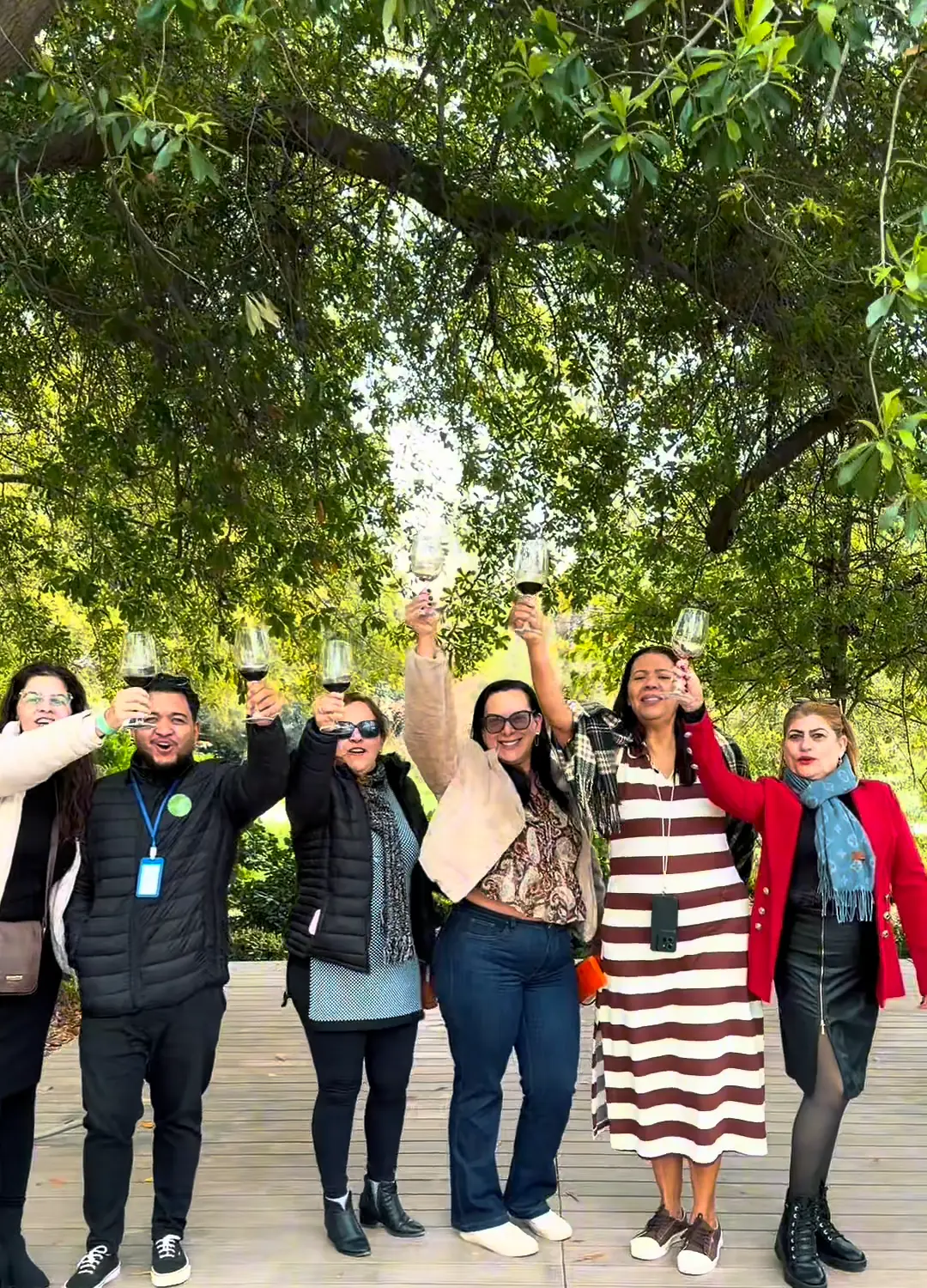 Grupo de viajantes da Mundy comemorando em uma praça