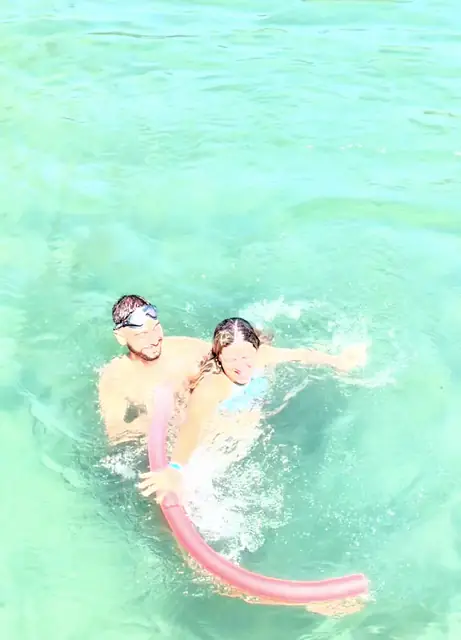 Banhistas com boia na lagoa