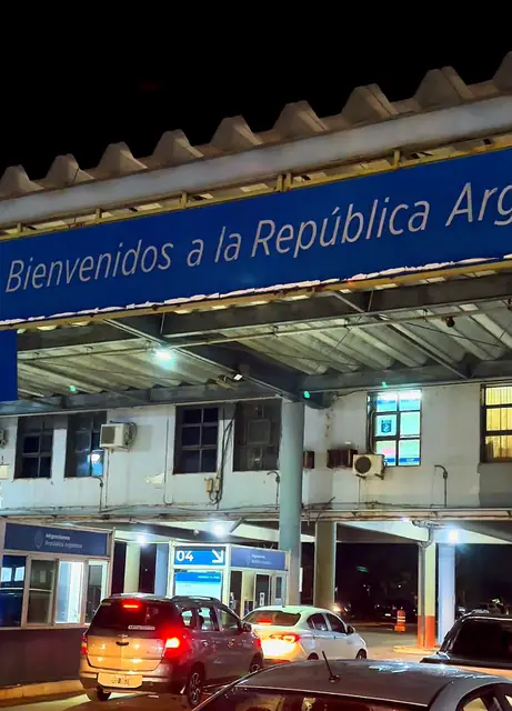 Fronteira com a Argentina à noite