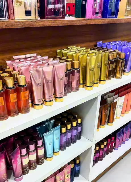 Cosméticos em prateleira no Paraguai